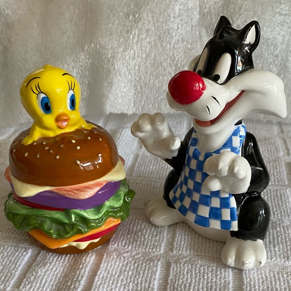 Rare Looney Tunes salt and pepper shakers